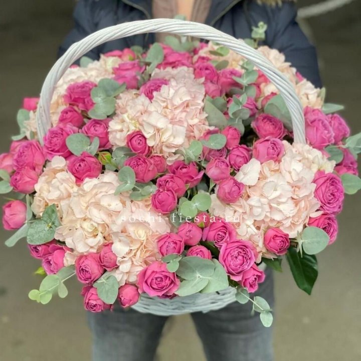 Корзина с гортензией и Мисти Баблс в Екатеринбурге