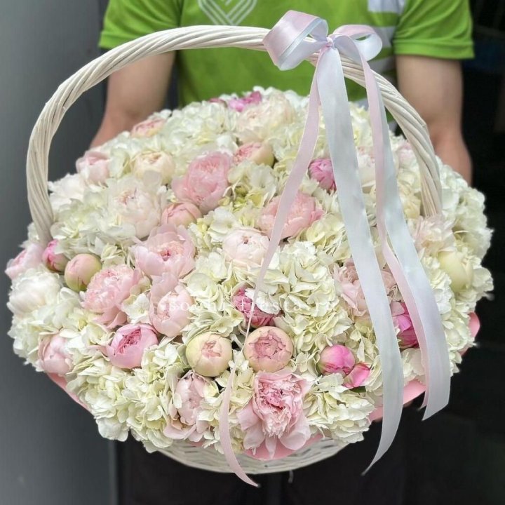 Премиум корзина гортензий и пионов в Екатеринбурге