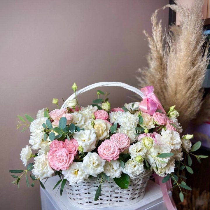 Цветочная корзина "Пинки вайт" в Екатеринбурге