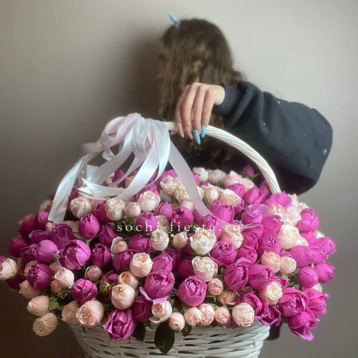 Премиум корзина пионовидных кустовых роз в Екатеринбурге