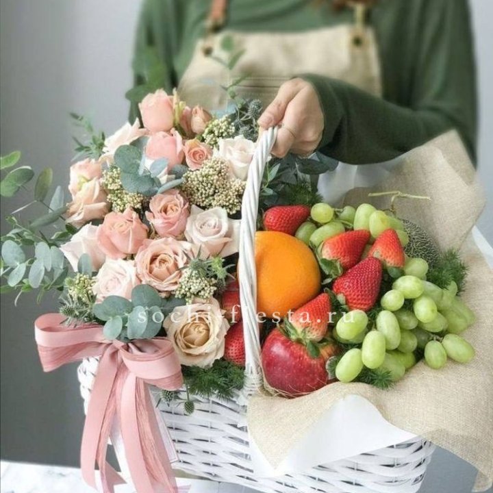 Фруктовая корзина c цветами в Екатеринбурге