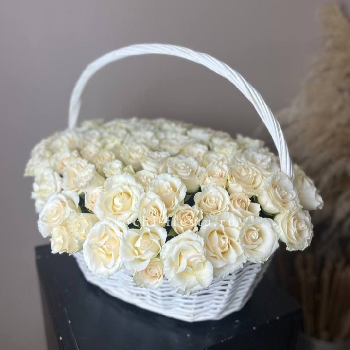 101 белая роза в корзине в Екатеринбурге