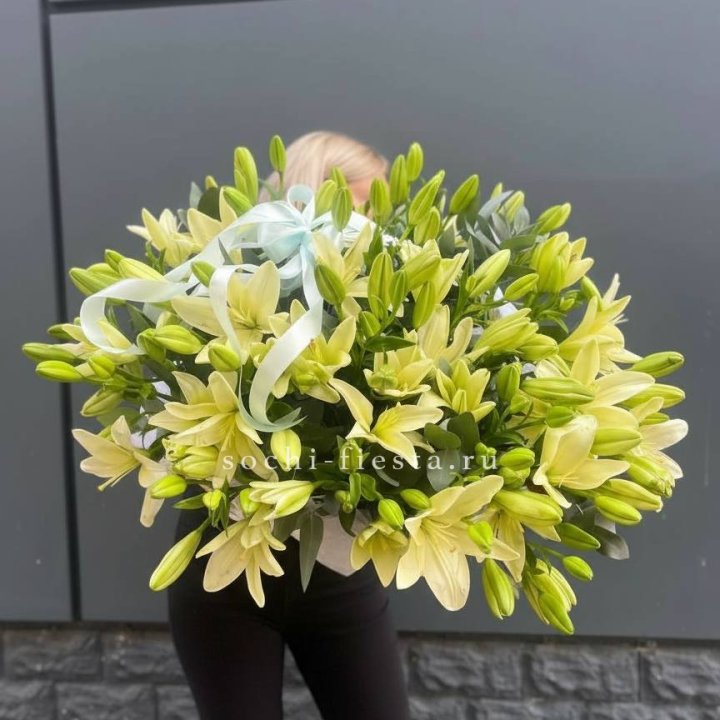 Лилии в корзине в Екатеринбурге