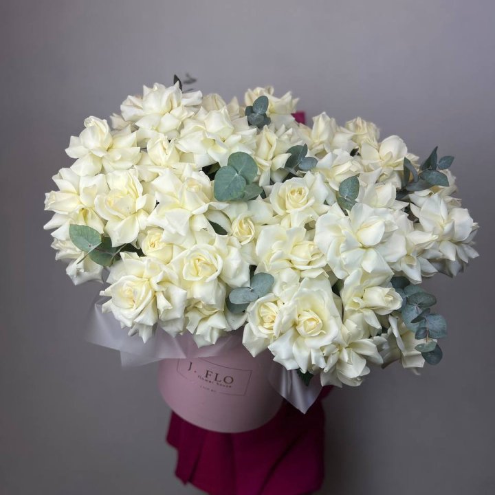 37 белых роз в боксе в Екатеринбурге