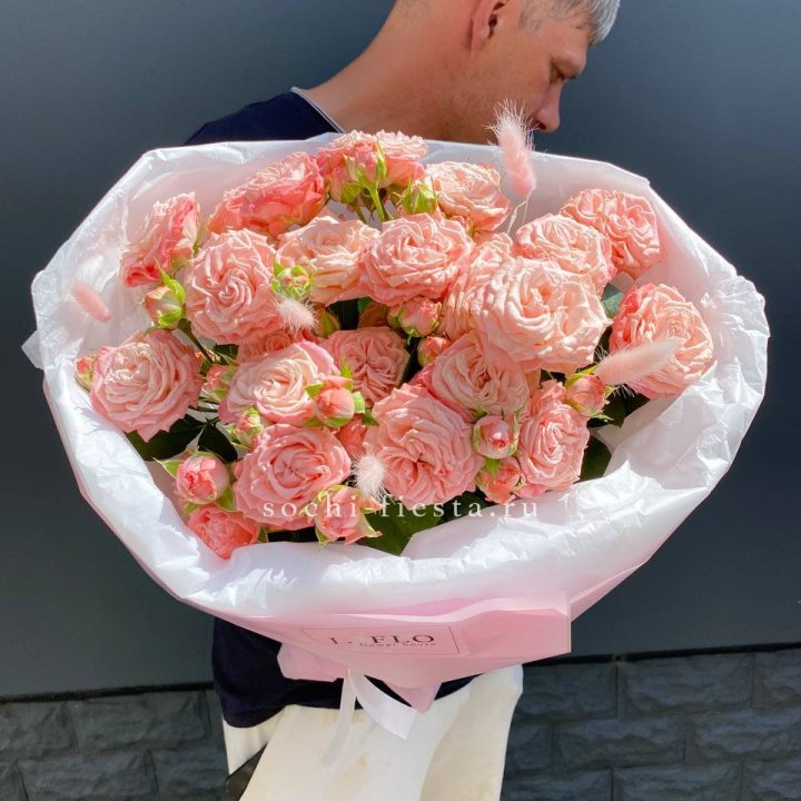 Пионовидные розы Мадам Бомбастик в Екатеринбурге