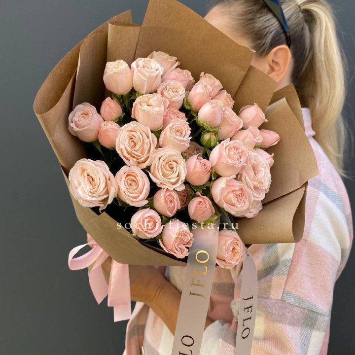 Кустовые розы Бомбастик в крафте в Екатеринбурге