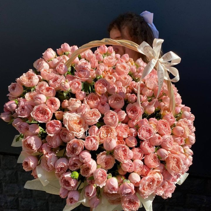 Корзина из пионовидных роз в Екатеринбурге