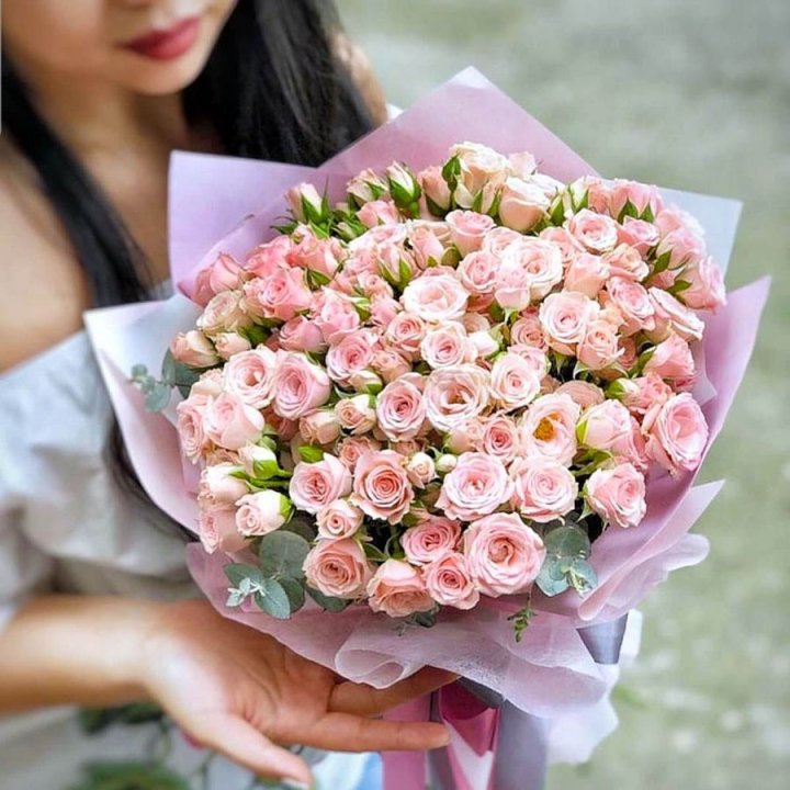 Кустовые розы с эвкалиптом в Екатеринбурге