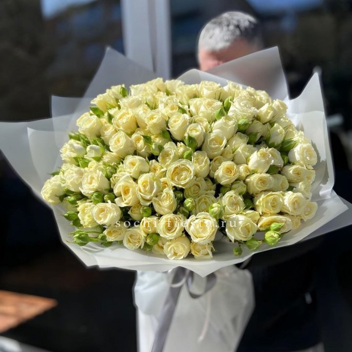 Белые кустовые розы 31 шт в Екатеринбурге