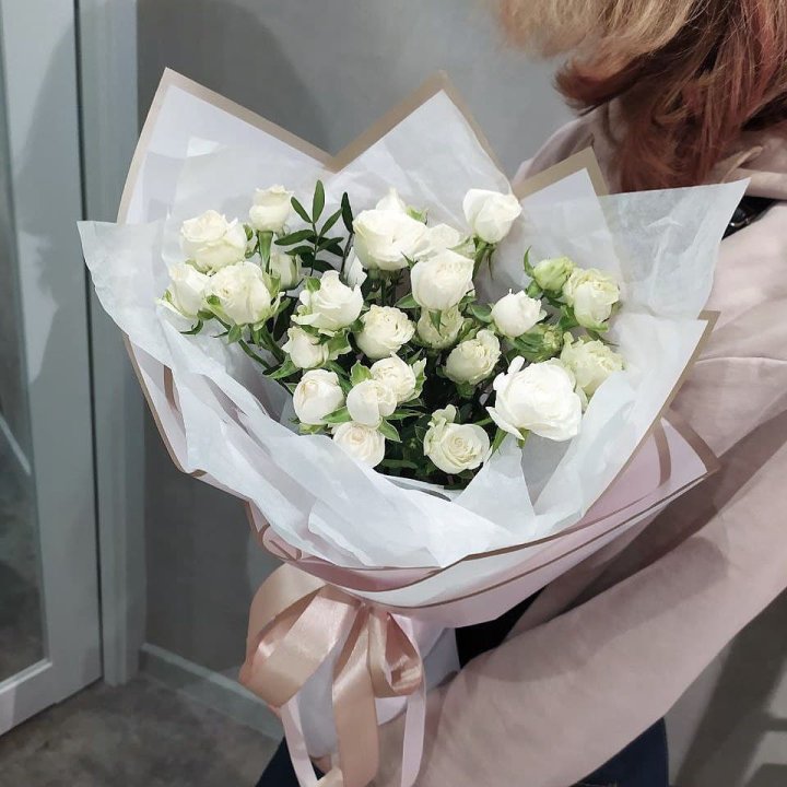 Белоснежные кустовые розы в Екатеринбурге