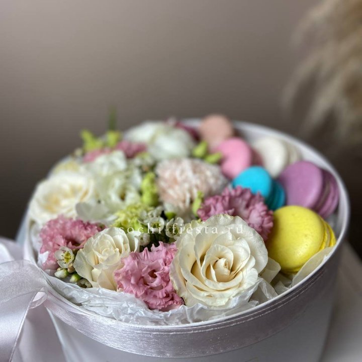 Цветы в цилиндре с макаронс "Прованс" в Екатеринбурге