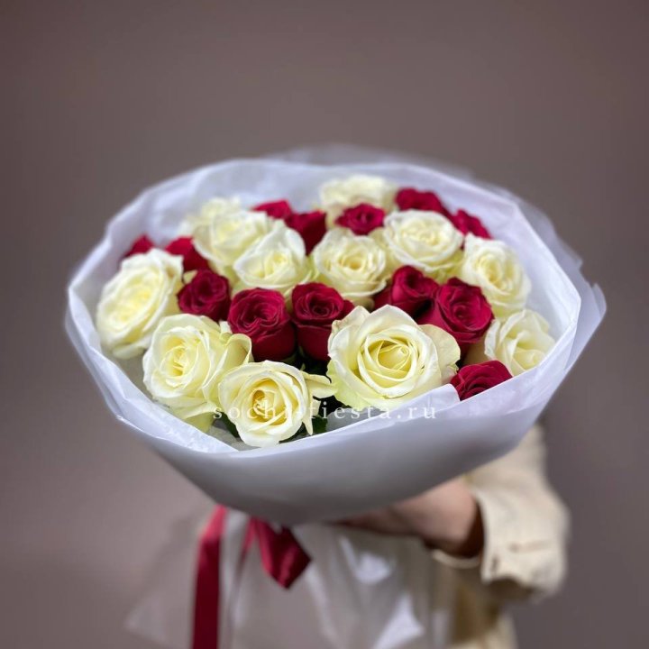 Букет их красных и белых 25 роз в Екатеринбурге