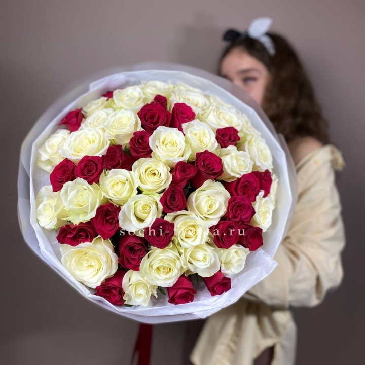 Микс из 55 роз в Екатеринбурге