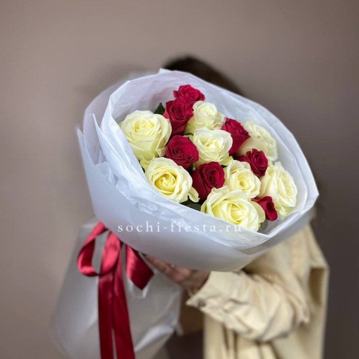 Букет из красных белых 15 роз в Екатеринбурге