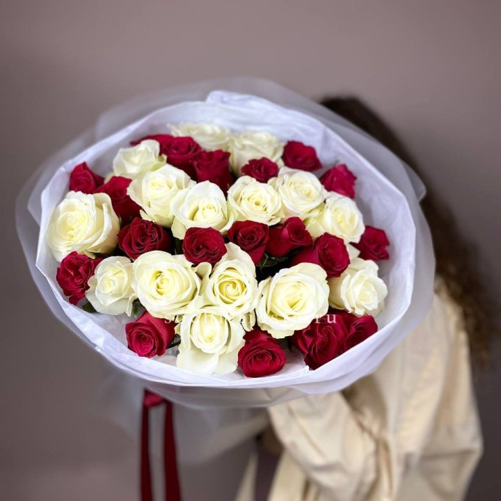 Букет из красных белых 35 роз в Екатеринбурге