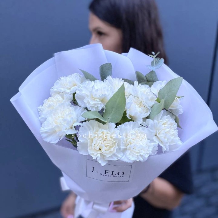 Букет белых диантусов с эвкалиптом в Екатеринбурге