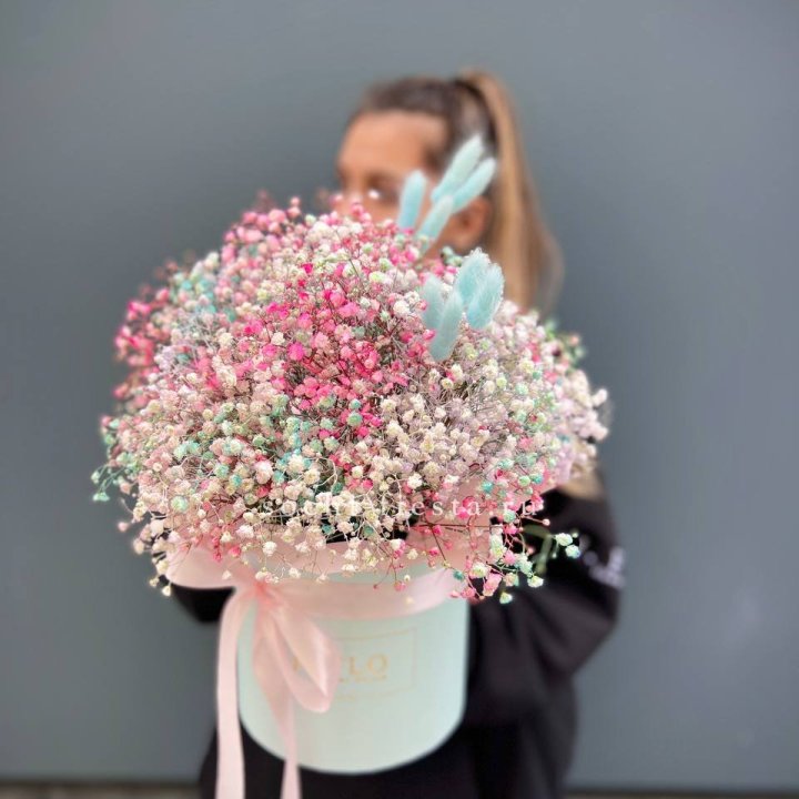 9 Радужных гипсофилы в шляпной коробке в Екатеринбурге