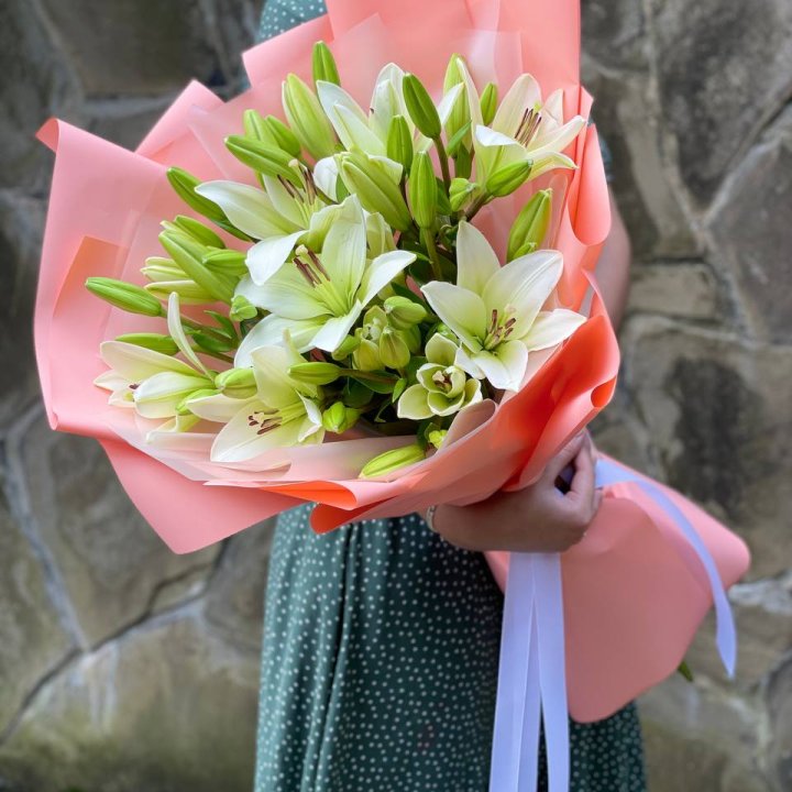 Букет из 7 белых лилий в Екатеринбурге