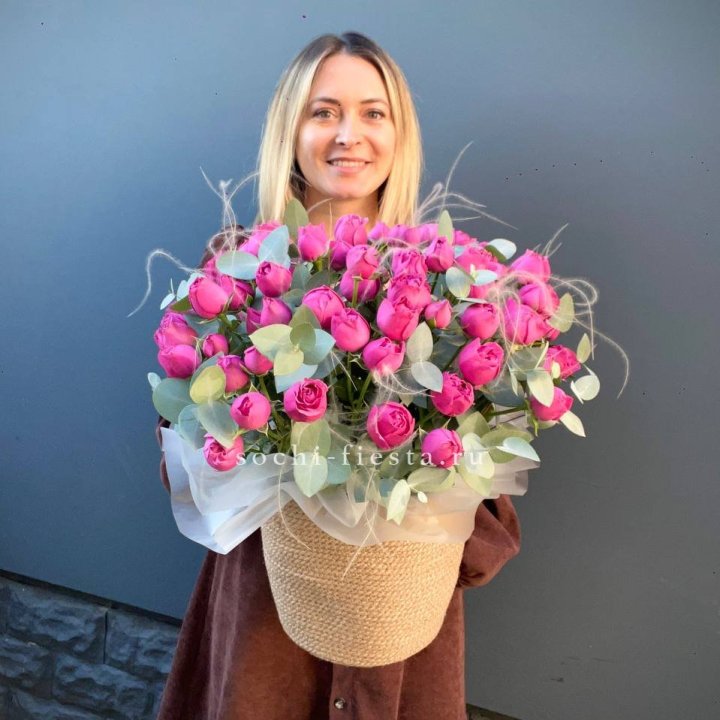 Пионовидные розы  в джутовом кашпо  в Екатеринбурге