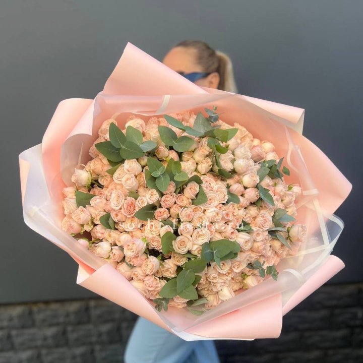 101 кустовая роза с эвкалиптом в Екатеринбурге