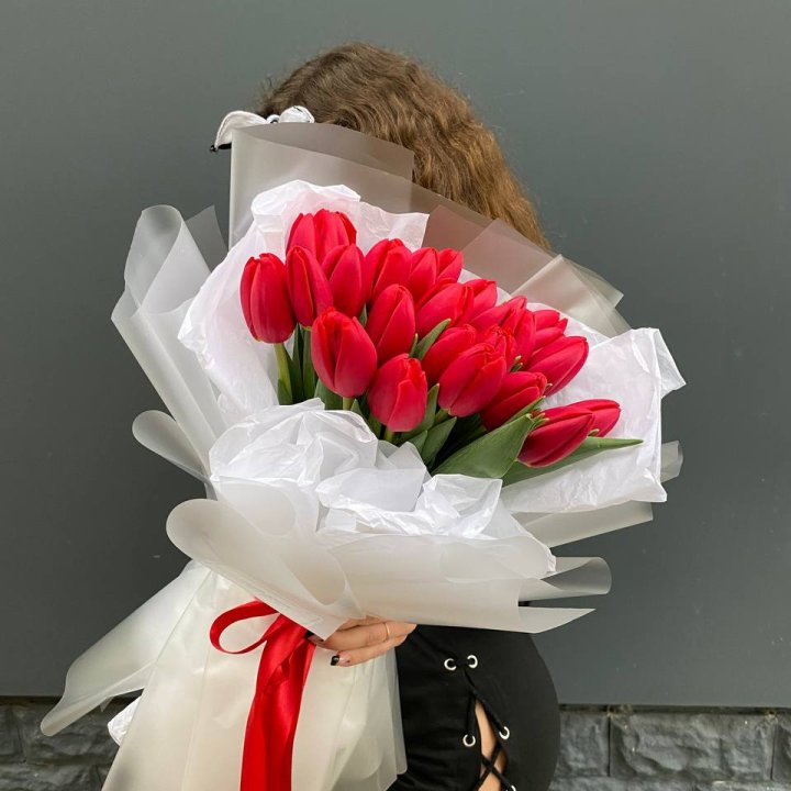  25 красных воздушных тюльпанов в Екатеринбурге