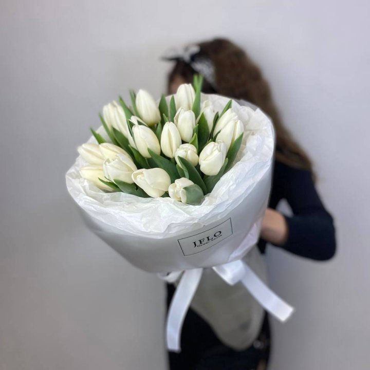  19 белых воздушных тюльпанов в Екатеринбурге