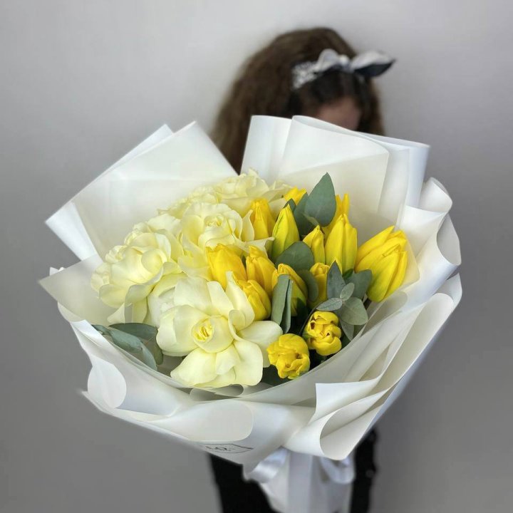 Дуо жёлтые тюльпаны и розы в Екатеринбурге
