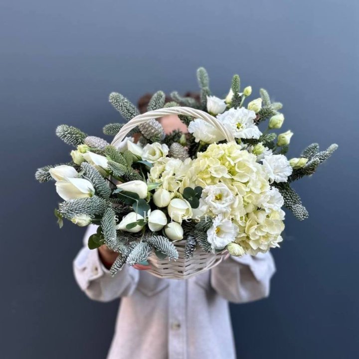 Новогодняя корзина с цветами в Екатеринбурге