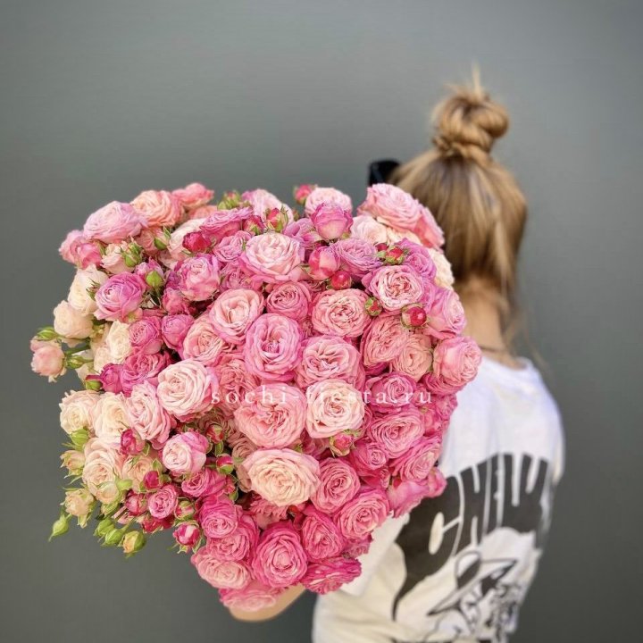 Охапка кустовых роз бомбастик пинк в Екатеринбурге