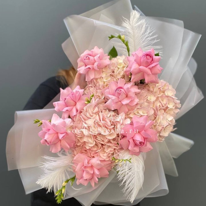  Букет  из гортензий и розовых роз в Екатеринбурге