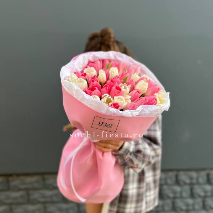 51 бело-розовый тюльпан в Екатеринбурге