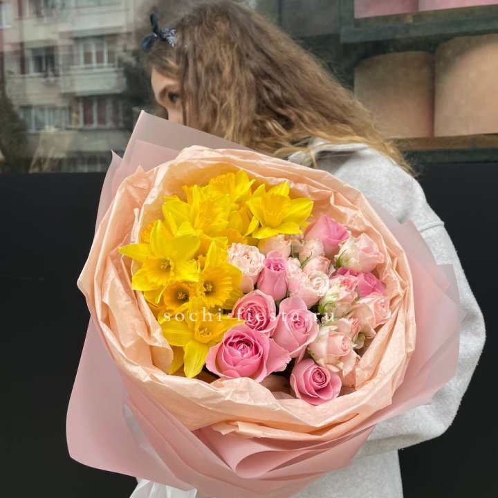 Букет роз и нарциссов в Екатеринбурге