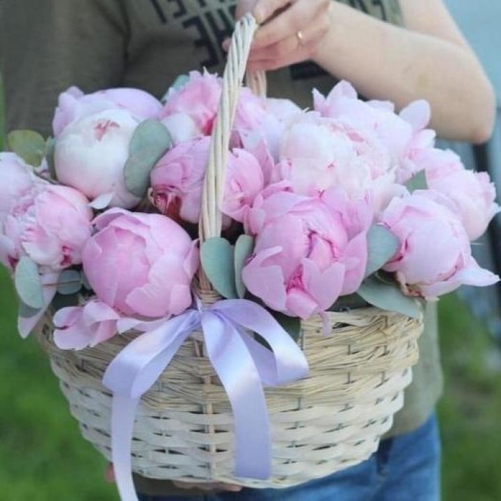 15 пионов в корзине в Екатеринбурге