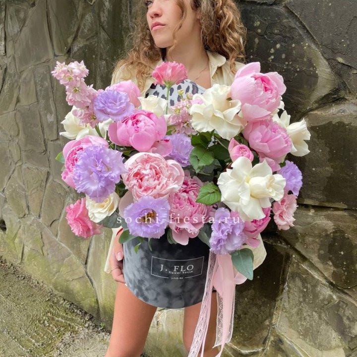 Дизайнерский цилиндр с пионами в Екатеринбурге