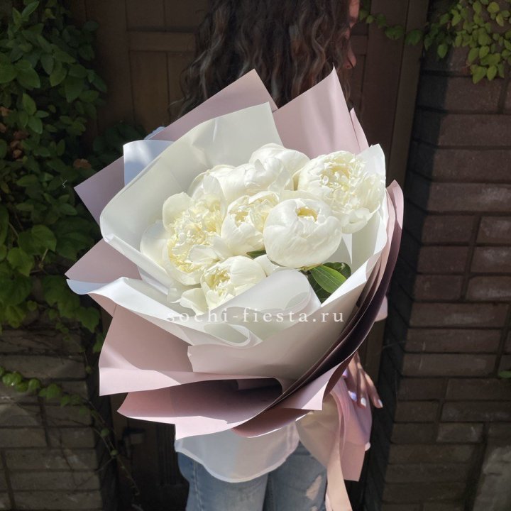 9 белоснежных пионов в Екатеринбурге