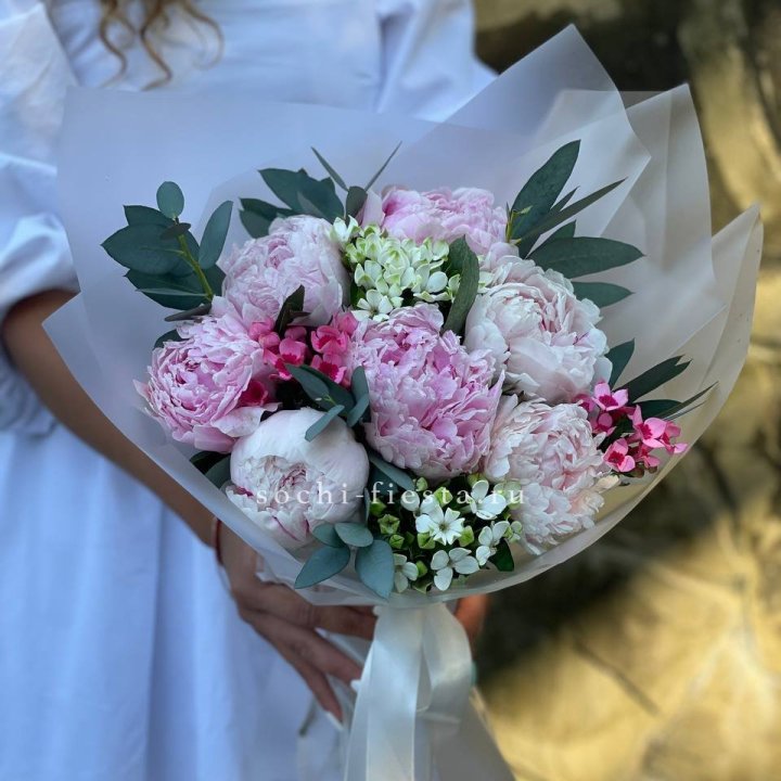 7 зефирных пионов с эвкалиптом в Екатеринбурге