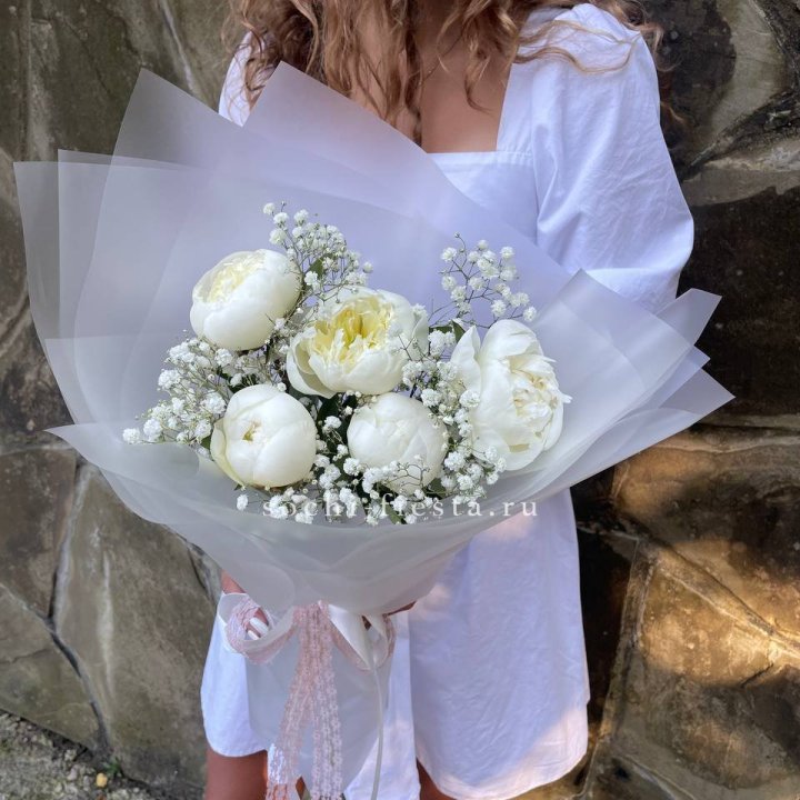Букет белых пионов "Файв" в Екатеринбурге