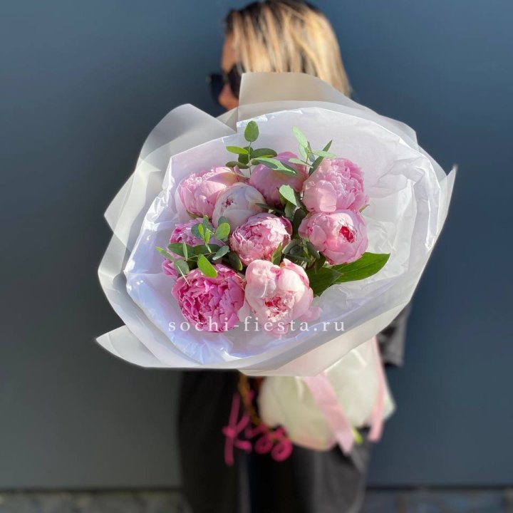 9 пионов с эвкалиптом в Екатеринбурге