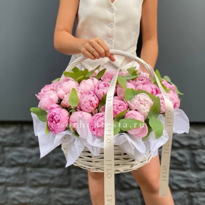 29 пионов в корзине в Екатеринбурге