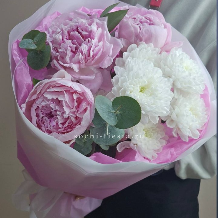  Букет комплимент с пионами в Екатеринбурге