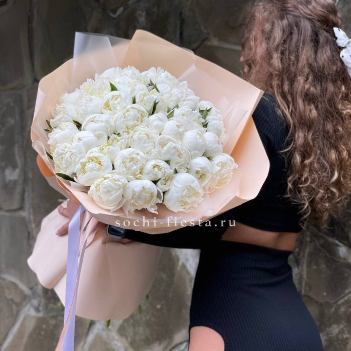 35 белых пион в Екатеринбурге