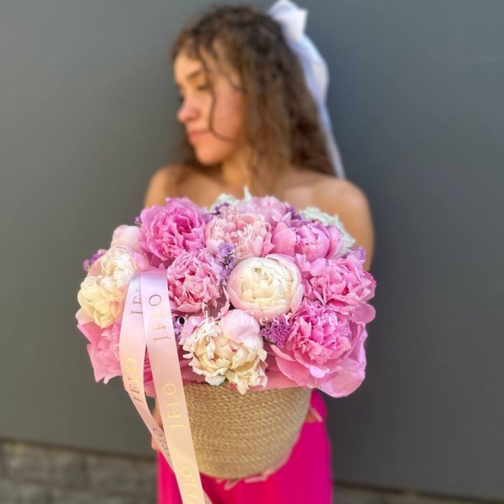 15 пионов в джутовом кашпо в Екатеринбурге