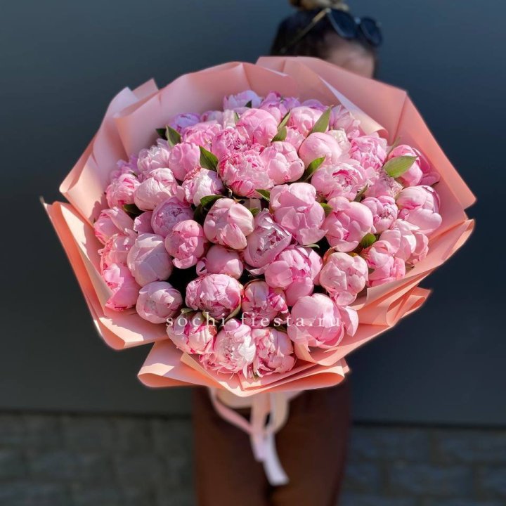 Нежный букет 51 пионов  в Екатеринбурге