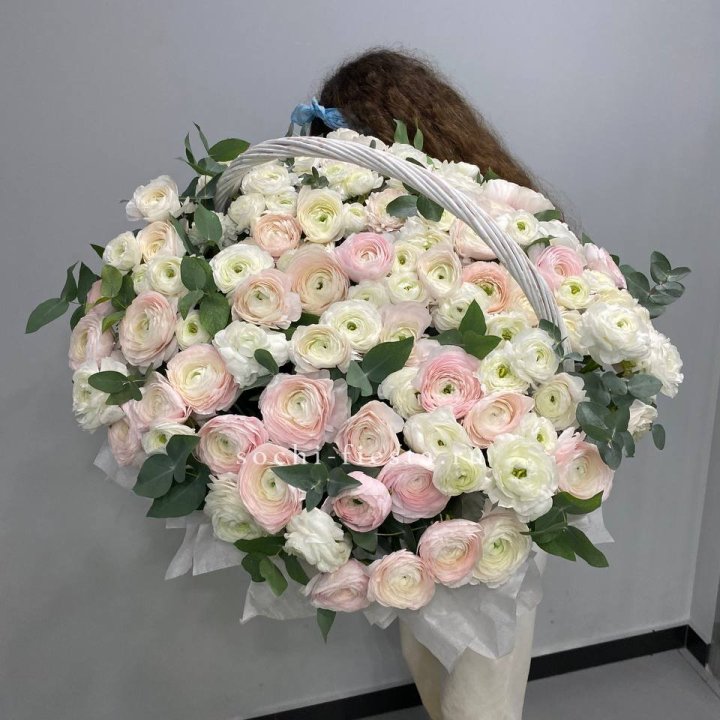 Ранункулюсы в корзине в Екатеринбурге