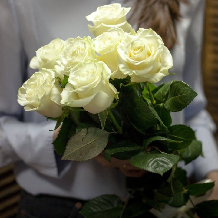 7 белых роз в Екатеринбурге