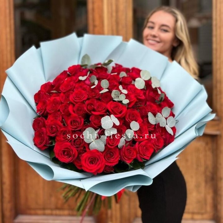 101 красная роза с эвкалиптом в Екатеринбурге