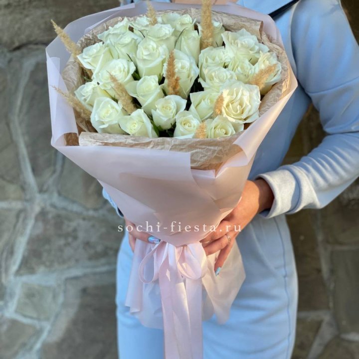 25 белых роз с сухоцветами в Екатеринбурге
