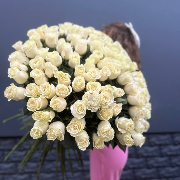 101 белая высокая импортная роза под ленту в Екатеринбурге