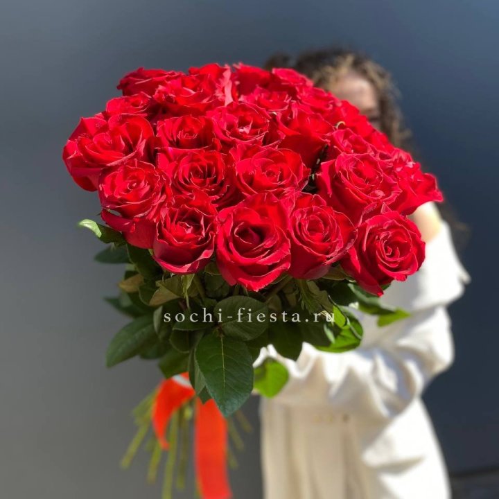 25 высоких красных роз в Екатеринбурге