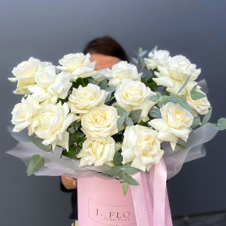 17 Французских белых роз в боксе в Екатеринбурге